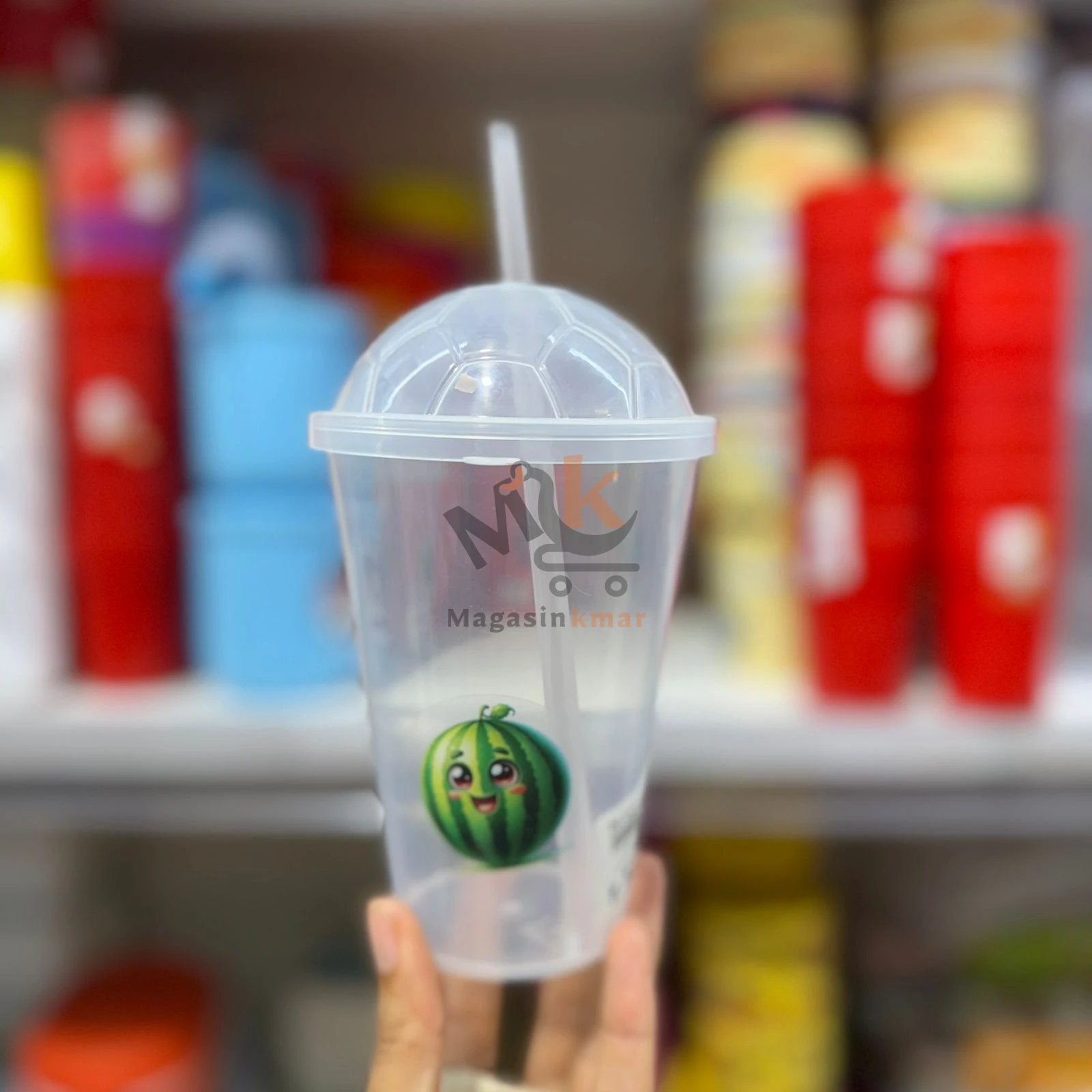 Gobelet en plastique avec paille alimentaire