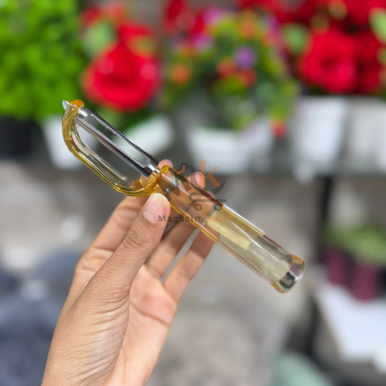 Éplucheur en plastique avec réservoir