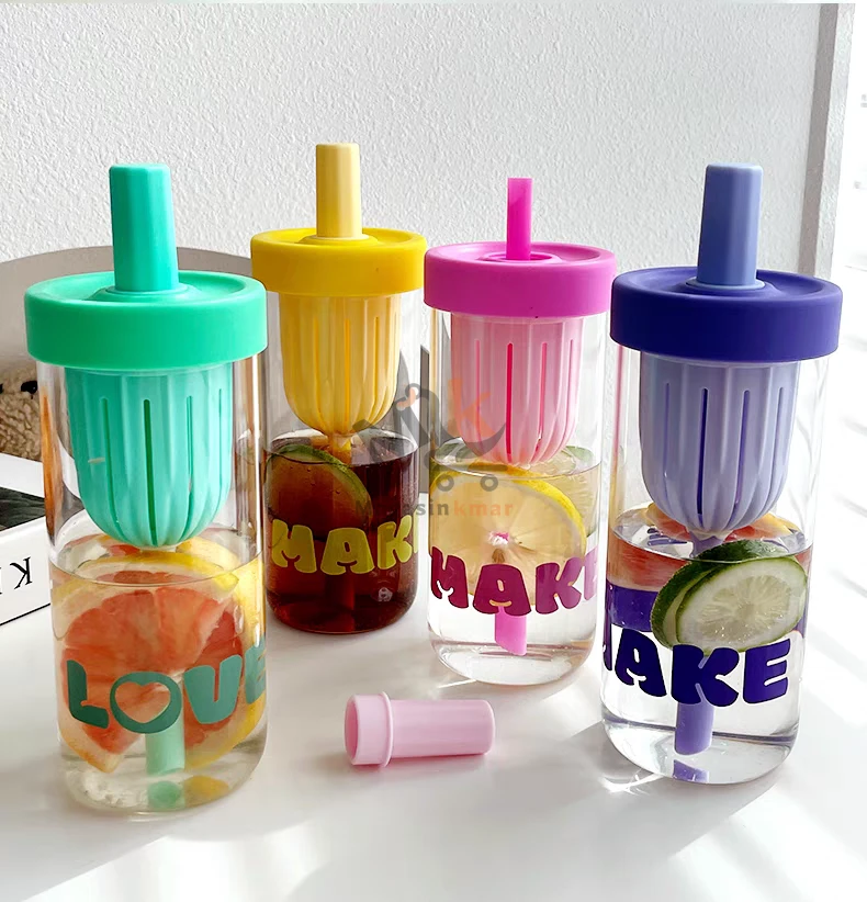 Bouteille en verre avec filtre et paille en plastique alimentaire