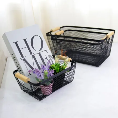 Panier en métal avec manche en bois