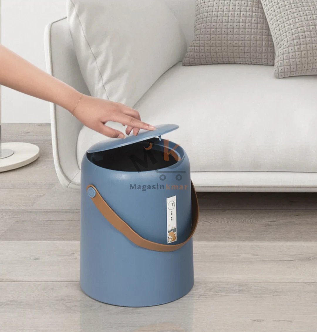 Poubelle avec manche en plastique