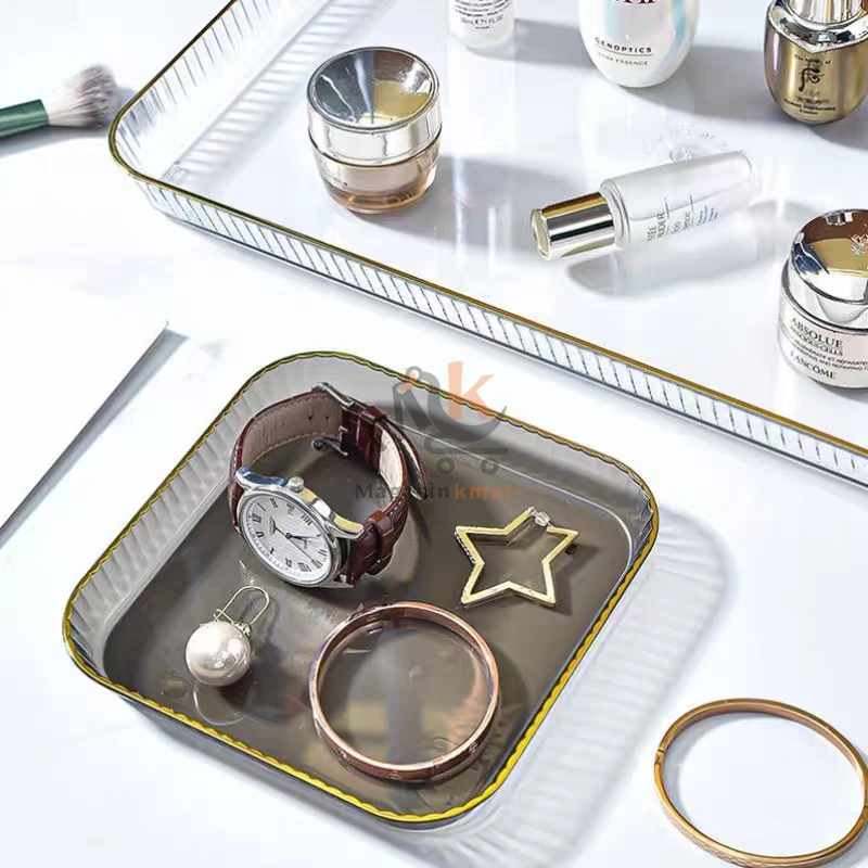 Plateau carré en plexi coloré avec bordure dorée