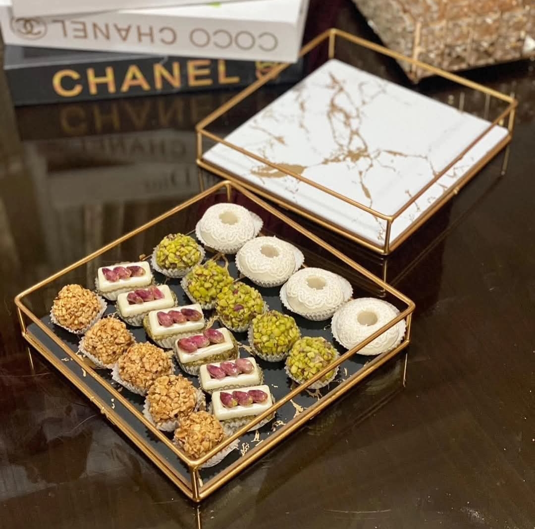 Plateau décoratif en bois avec bord doré