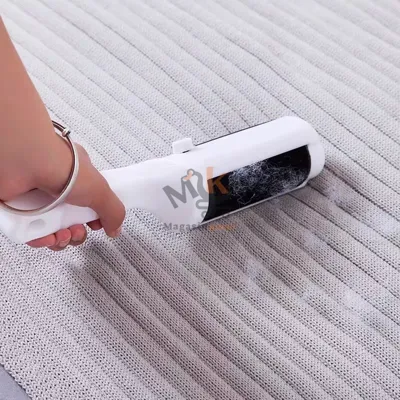 Brosse rotative pour dépoussiérage des vêtements