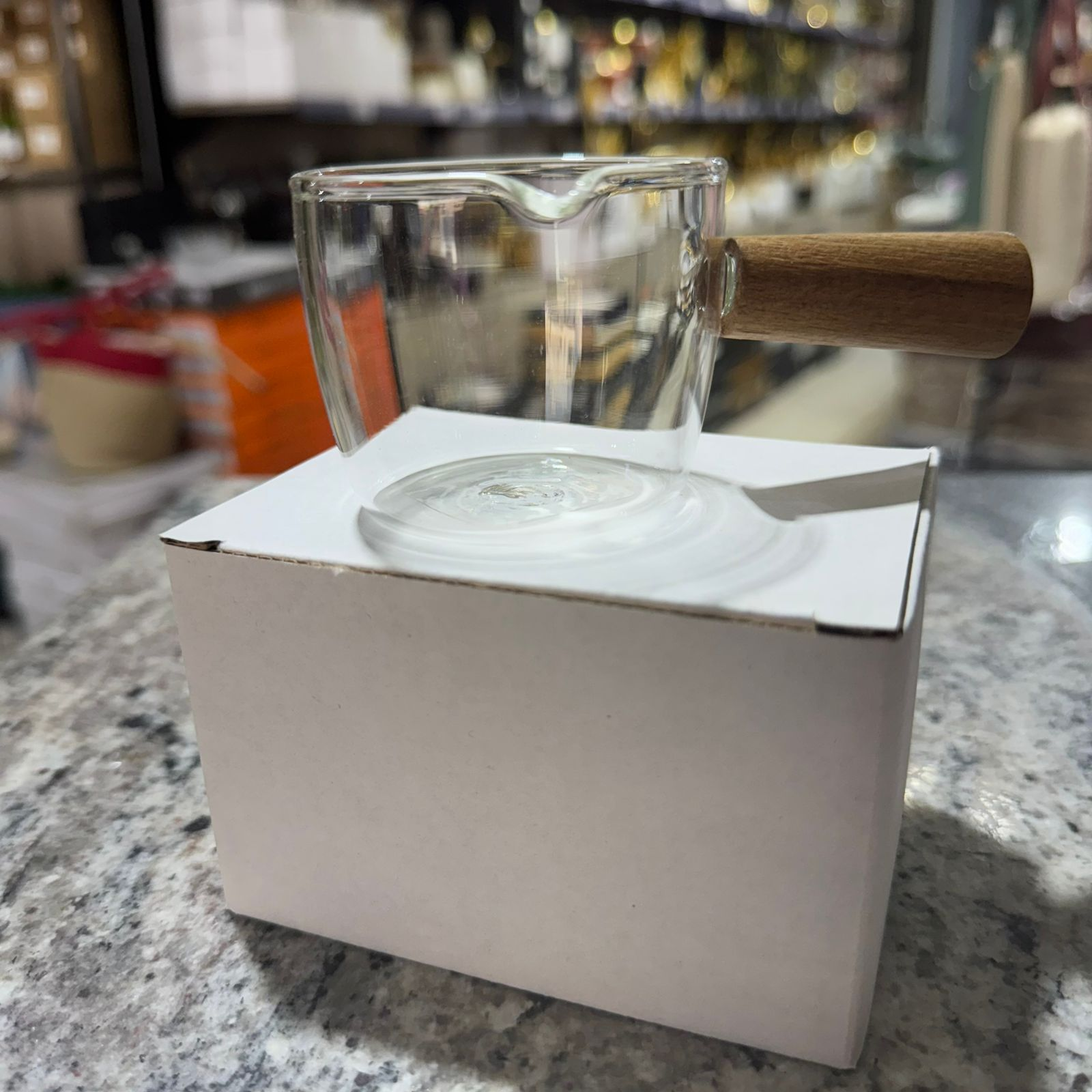 Saucier en verre avec manche en bois– Élégant et pratique pour vos sauces