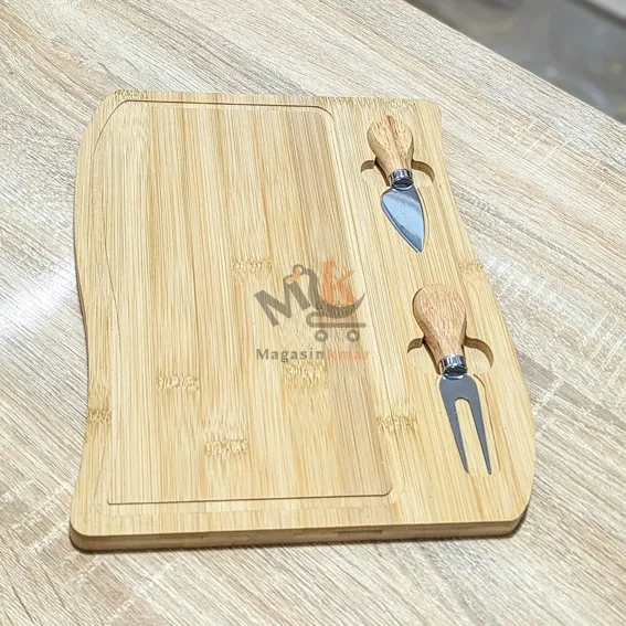 Planche charcuterie en bois avec 2 couteaux